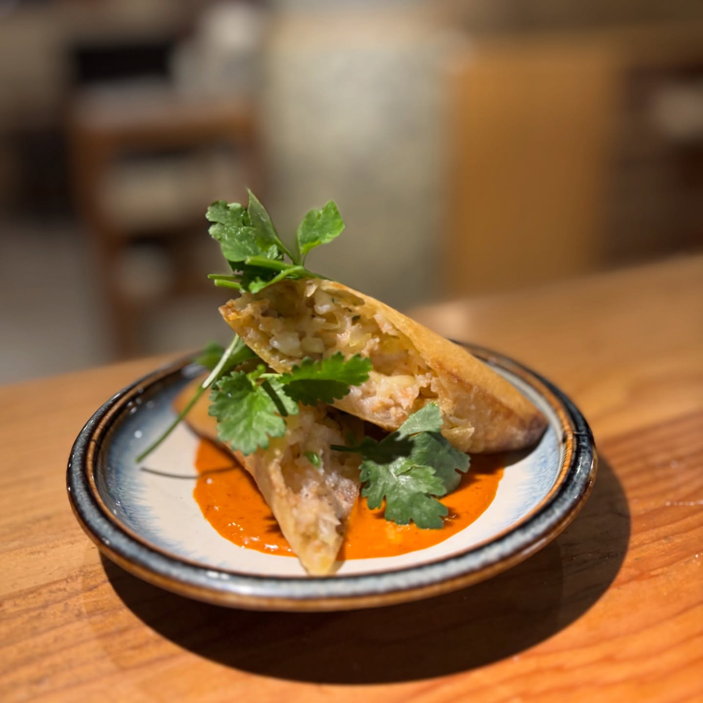 今日は一段と寒い風が吹いてますね…
そんな中に！
トムヤムクン揚げ春巻き！
プリプリのエビベースの春巻きに
トムヤムクンソースを絡めて召し上がれ♪
そんな中パクチーがとても合う！！
是非たっぷり乗っけて齧り付いて下さい(//∇//)