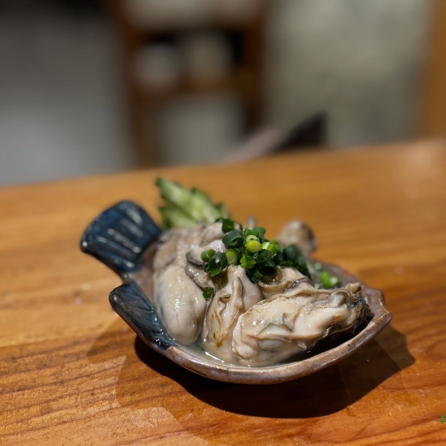 牡蠣の塩辛
広島産の牡蠣を出汁で含め煮にして塩麹で漬けました。
牡蠣の味が口一杯に広がります。
日本酒片手に無いと食べられない一品。
期間限定ですのでお早めに…