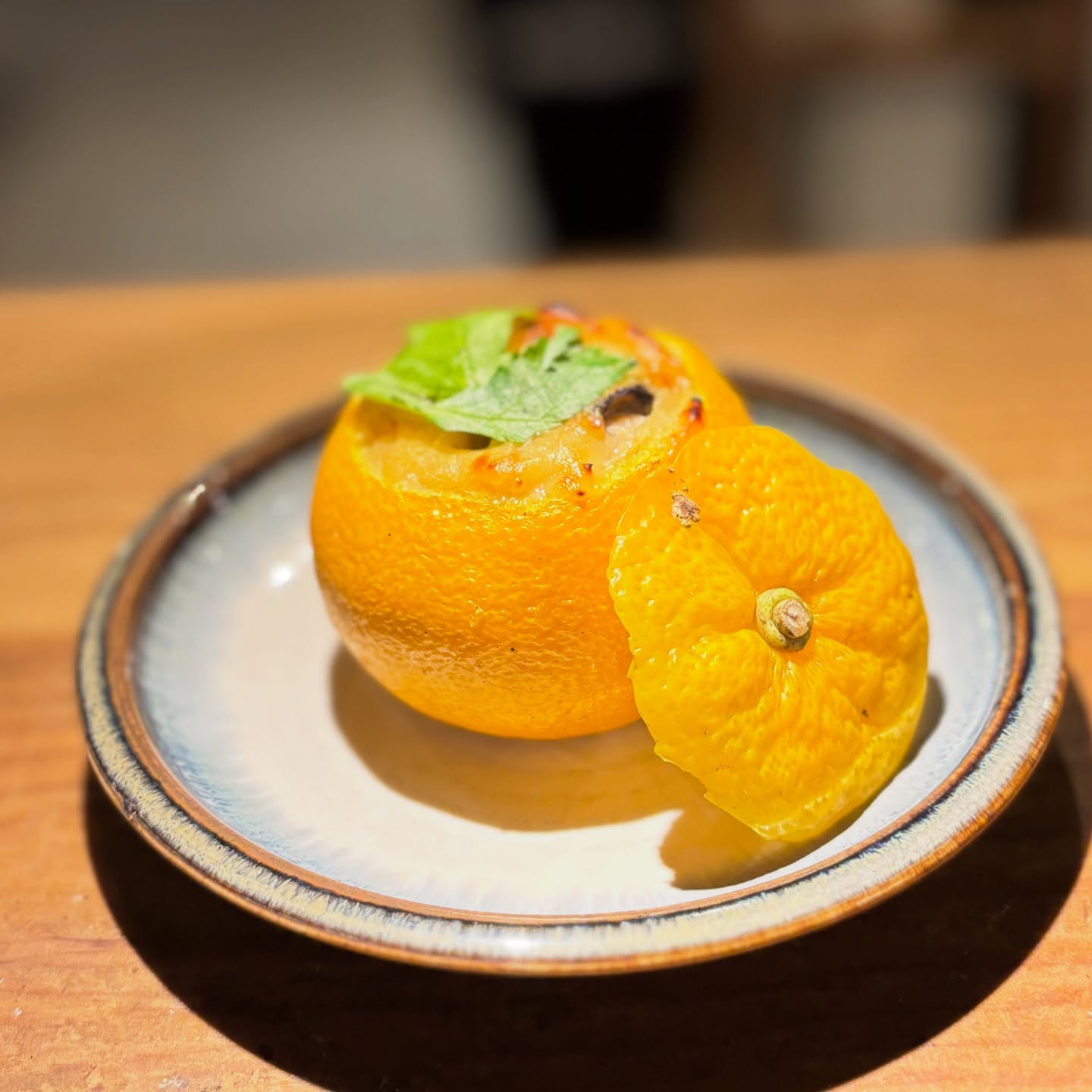 牡蠣の柚子味噌焼き
柚子の香り抜群のこの一品
柚子はくりぬいた中身を使用。
牡蠣との相性抜群です！