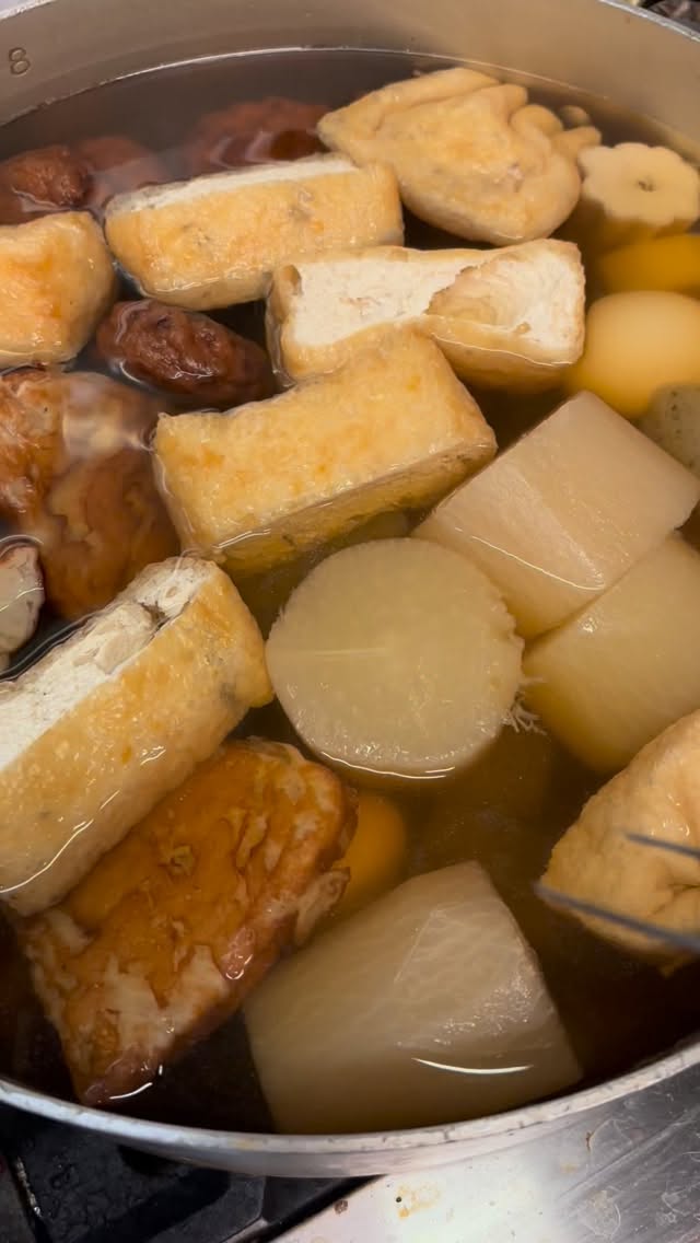 小田原おでん始まりました！

小田原の練り物を贅沢に使用しております。

一緒に、熱燗、焼酎お湯割、出し割りと用意しております。

群馬の寒い空っ風で冷えた体。心も体も温まりませんか？