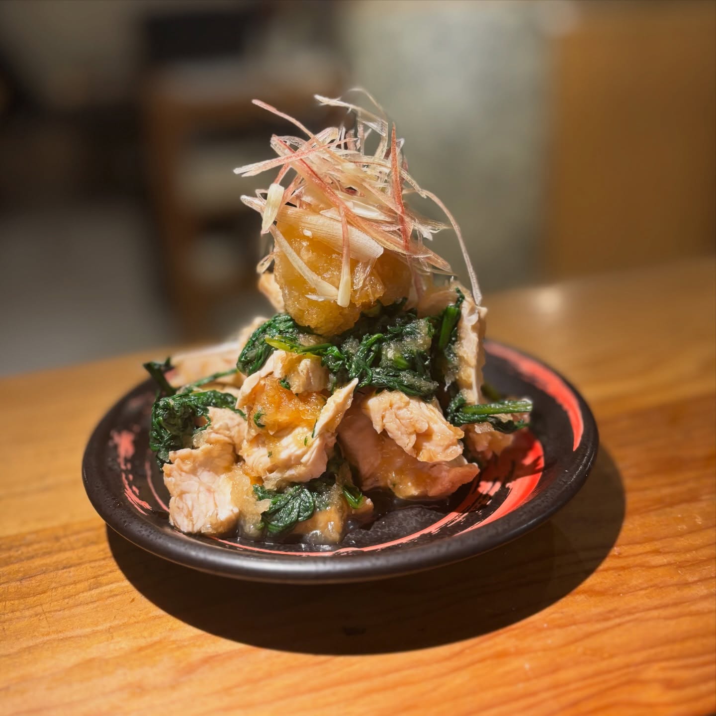 鶏と春菊のおろし和え
春菊とおろしと醤油ダレここに鶏が加わるとあら不思議
秋刀魚の様な味わいにっ！？
これを感じれるのは僕だけで無いはず…
是非、食べて感想聞かせて下さい(//∇//)