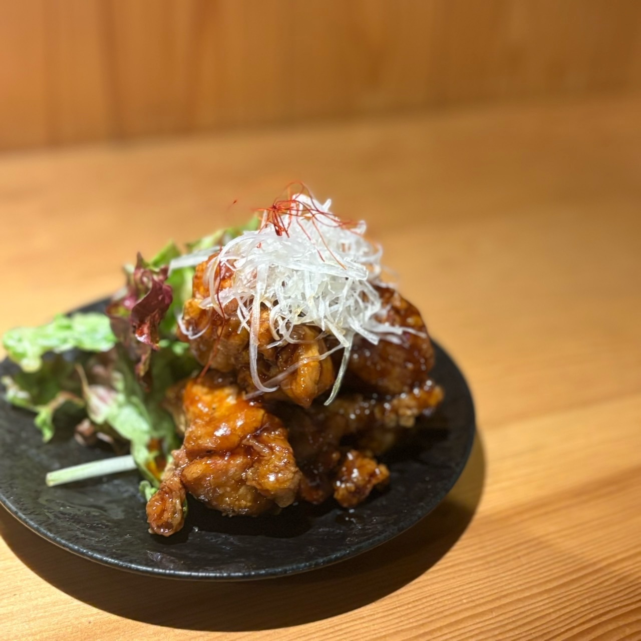 黒酢餡掛け唐揚げ

餡がよく絡むよう厚めの衣で揚げた唐揚げに、臨醐山黒酢を100%使用したコクと旨みのある黒酢餡をかけて仕上げた逸品です

ガッツリとした見た目とは裏腹に黒酢のお陰でさっぱりと食べ進められお酒との相性抜群です

是非ご注文ください！
本日もご来店お待ちしております