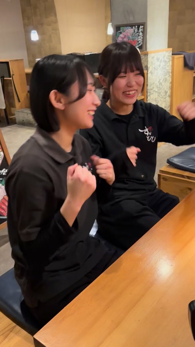 いつも元気すぎるこの2人٩( ᐛ )و
今日の賄いはローストビーフ！
何故か肉を見ると営業よりも元気になっちゃいます…
こんな賄いが出る居酒屋で働きませんか？？