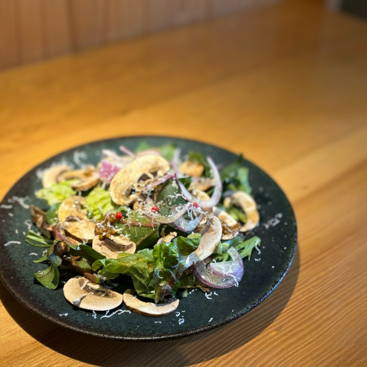 マッシュルーム'sマスタードサラダ
生で食べられる数少ない木の子の代名詞『マッシュルーム』を主役にし、粒マスタードと合わせたサラダです！

北海道十勝産のマッシュルームを使用しており、香りと味が段違いです🤤

すいととでは春酒の日本酒が続々と入荷しております！
ぜひ一緒にお召し上がり下さい

本日もご来店お待ちしております