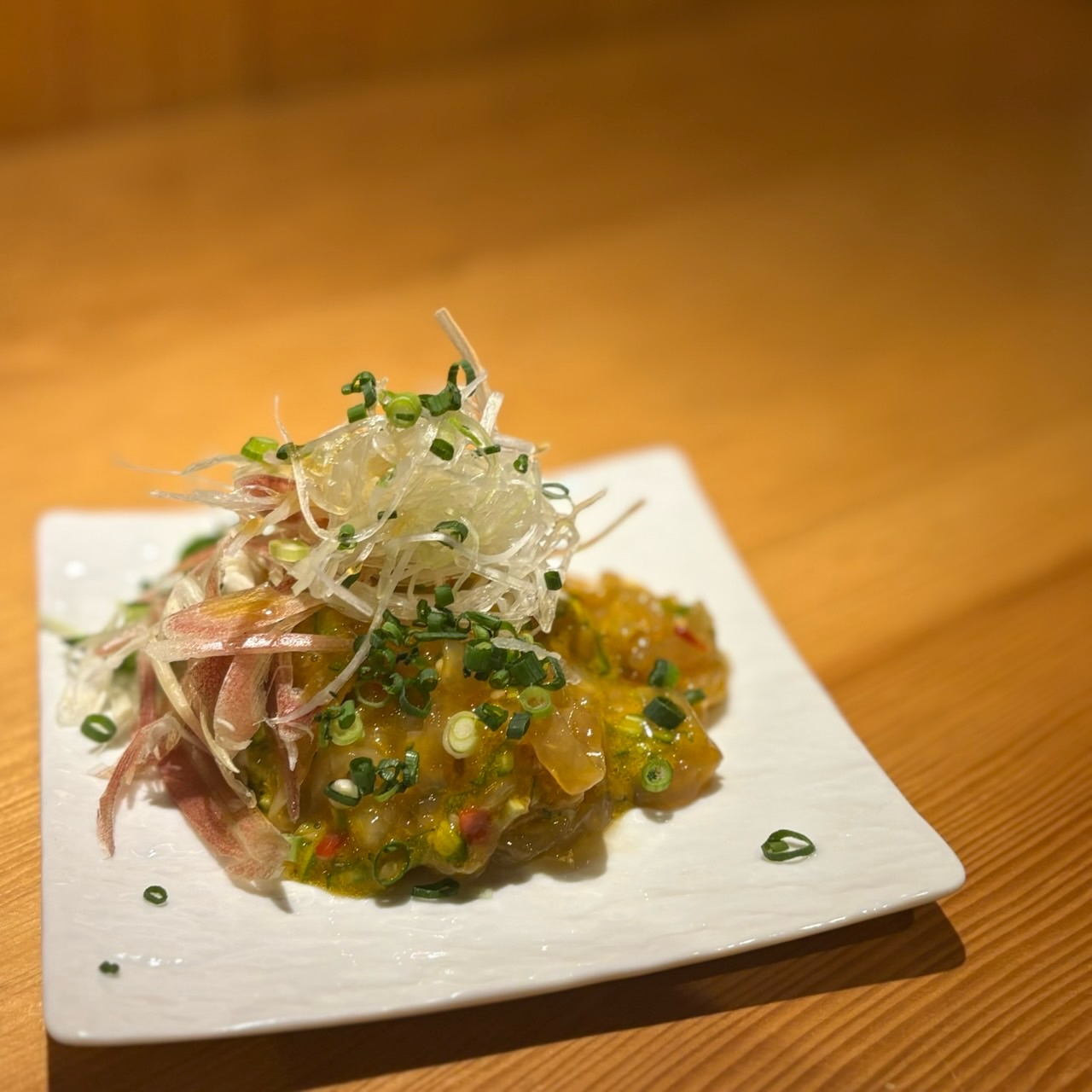 くらげと卵黄の中華なめろう

叩いたオクラと卵黄でねっとりとしたコクのあるソースを作り、クラゲ中華と合わせなめろう風に仕上げました🪼

こりこり食感のピリ辛くらげにソースが絡み、酒肴としてぴったりの逸品です！

ぜひお好きなお酒とご一緒にお召し上がり下さい♪

本日もご来店お待ちしております