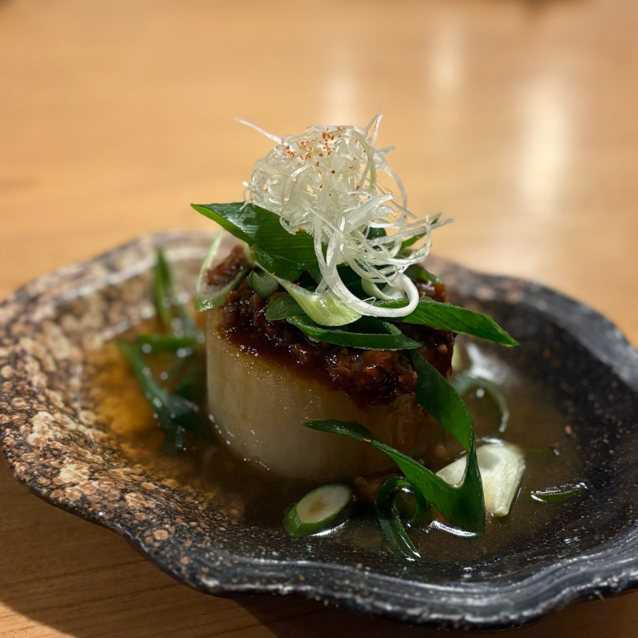 八丁ふろふき大根
日中はほんのに暖かく春を少しずつ感じる今日この頃ですが、まだ夜は冷えますね🥶
そんな日にぴったりなメニューのご紹介します！

じっくり時間をかけて煮たしみしみ大根に、八丁味噌をベースに作った田楽肉味噌をかけて仕上げた、ふろふき大根です️

是非ふぅーっと息を吹きかけ、はふはふしながらお召し上がり下さい

本日もご来店お待ちしております