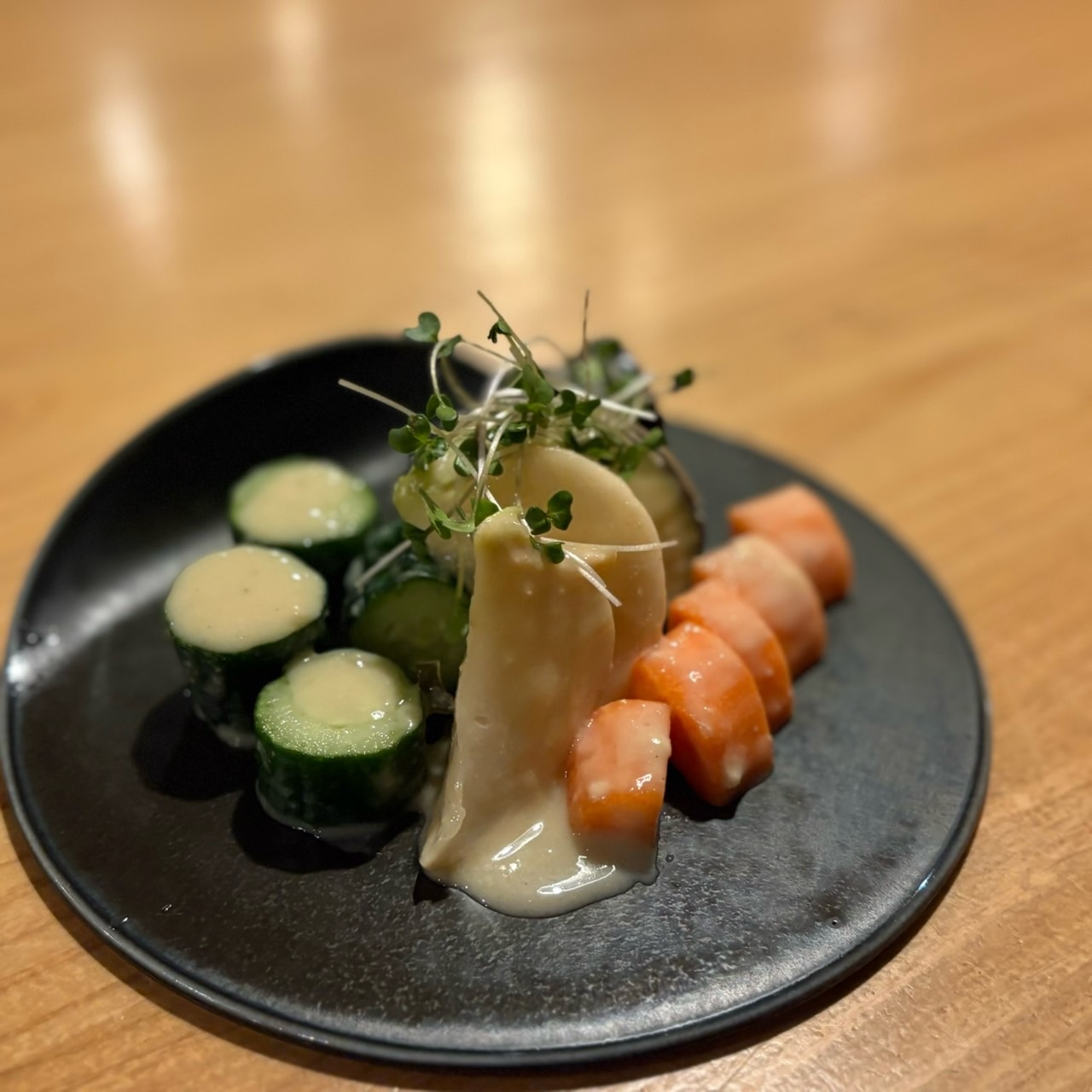 ~自家製~白味噌お新香
西京味噌とヨーグルトを使って作った自家製味噌床に4種類の新鮮な野菜を漬け込み、味噌漬けのお漬物を作りました！🥕🫜🥒

ぬか漬けと違いクセが少なく、老若男女に食べていただける逸品です！

箸休めや〆に是非お召し上がりください

本日もご来店お待ちしております