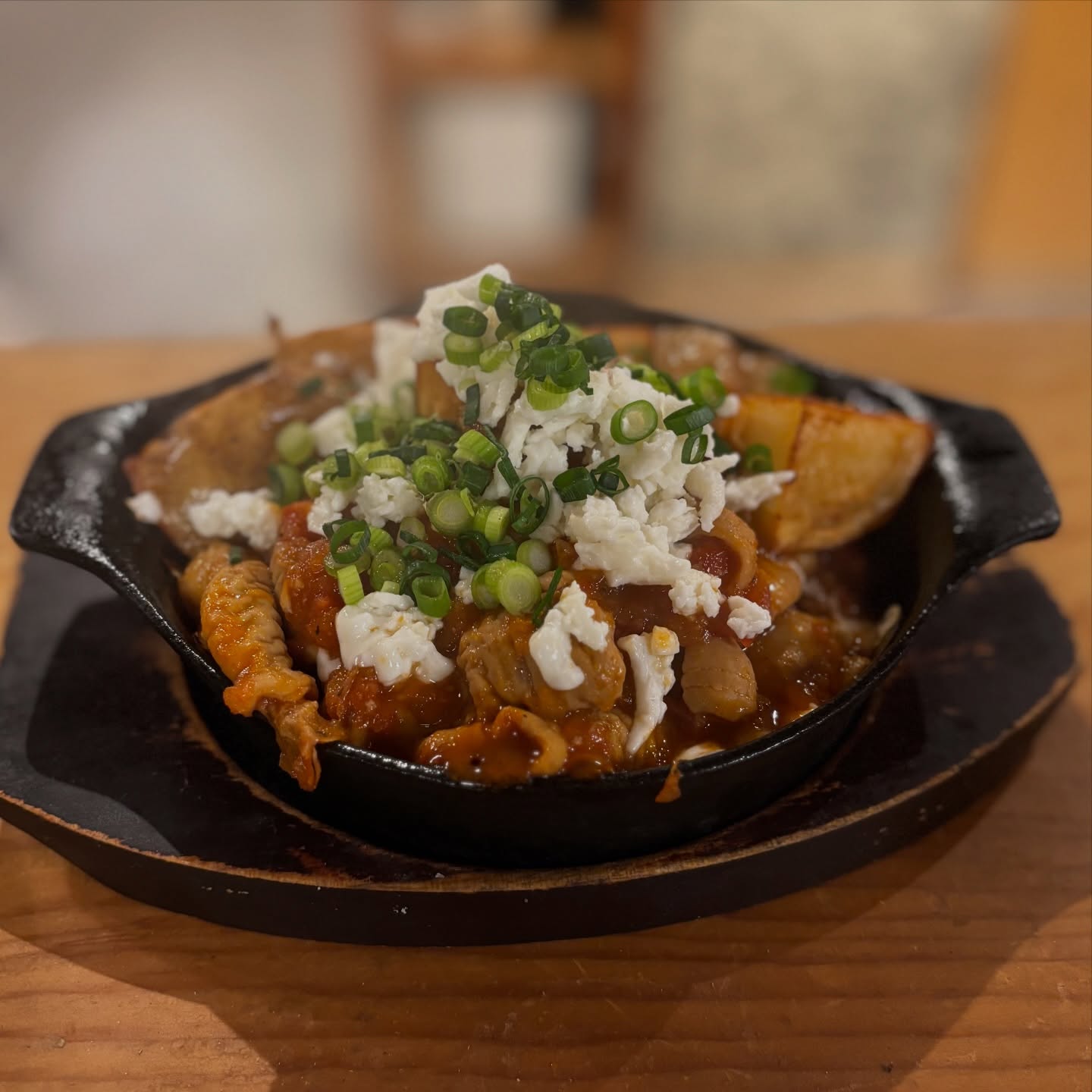 洋風もつ煮
贅沢に赤ワインを使い作ったトマトソースで煮込みました。
味付けはシンプルに塩だけで…
たまにはワイン片手にどうですか？？