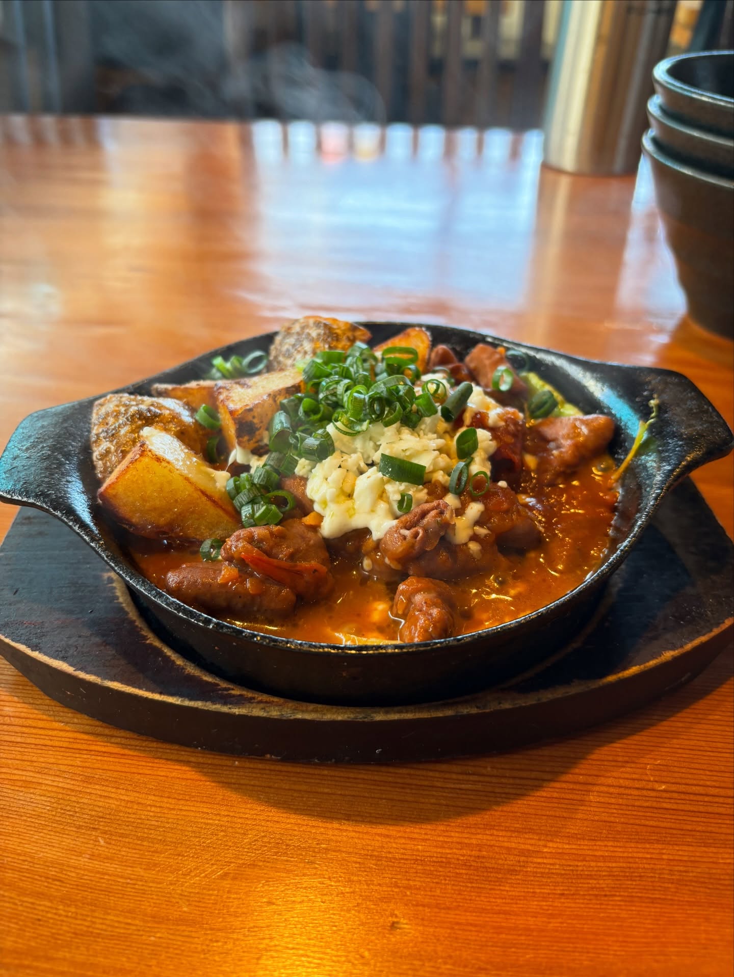 洋風モツ煮！香味野菜をたっぷり使用。赤ワインとトマトでとろけるまで煮込みました。味付けはシンプルに塩のみ！
和食にはないプラスの味。
こんな洋風な味付けで一杯どうですか？？