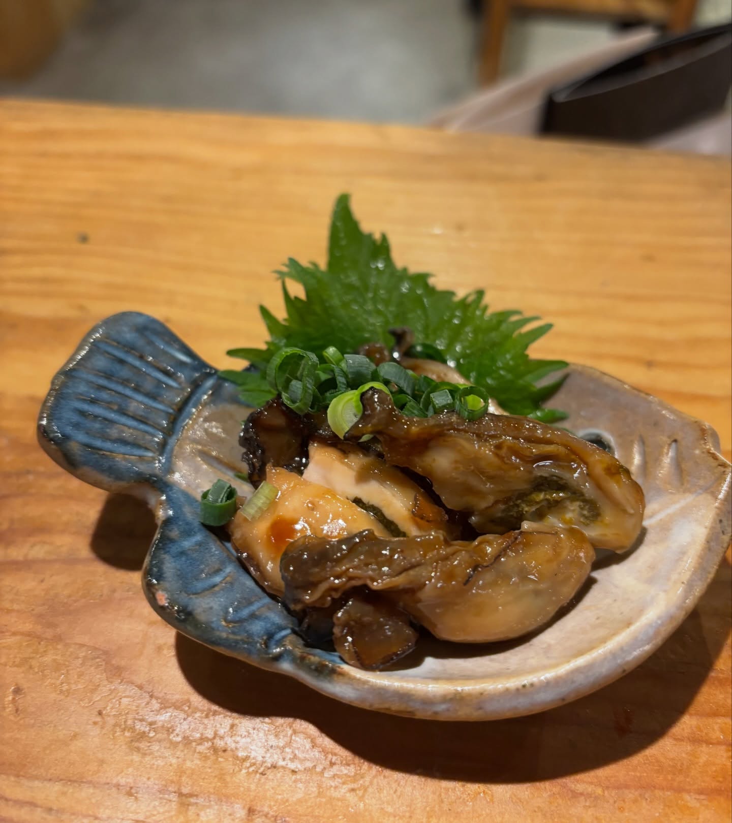 牡蠣の佃煮
もう酒飲みのつまみにはピッタリですね。
日本酒が進みます。冷酒でもよし、熱燗にすればまた違う味わいに…
少量なのでお早めにどうぞ(//∇//)