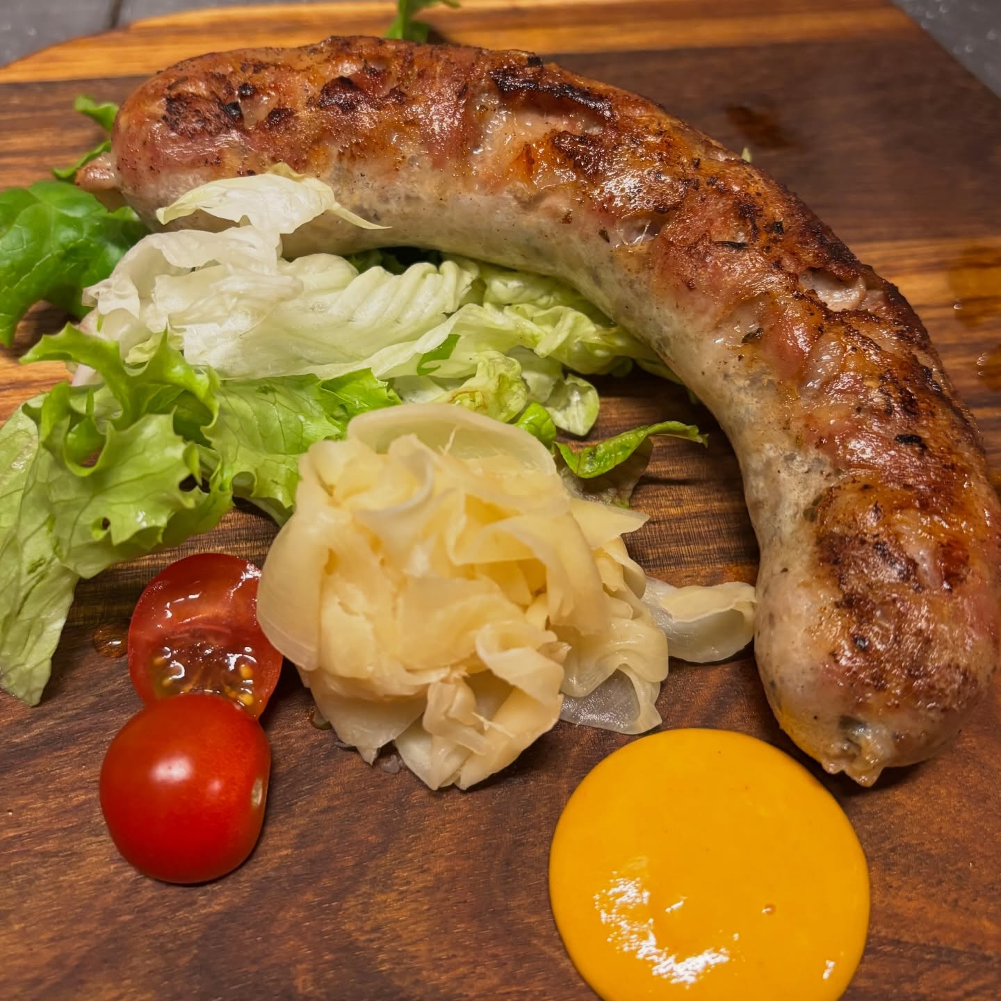 ずっと作りたかった！
俺の！ソー…
自家製ソーセージですw
肉肉しくなるよう肉は挽肉で無くブロック肉をぶつ切りに
ハーブと塩とニンニクで！
太さも中々良いので食べ応え良し。
ビール片手に齧りついて下さい(//∇//)