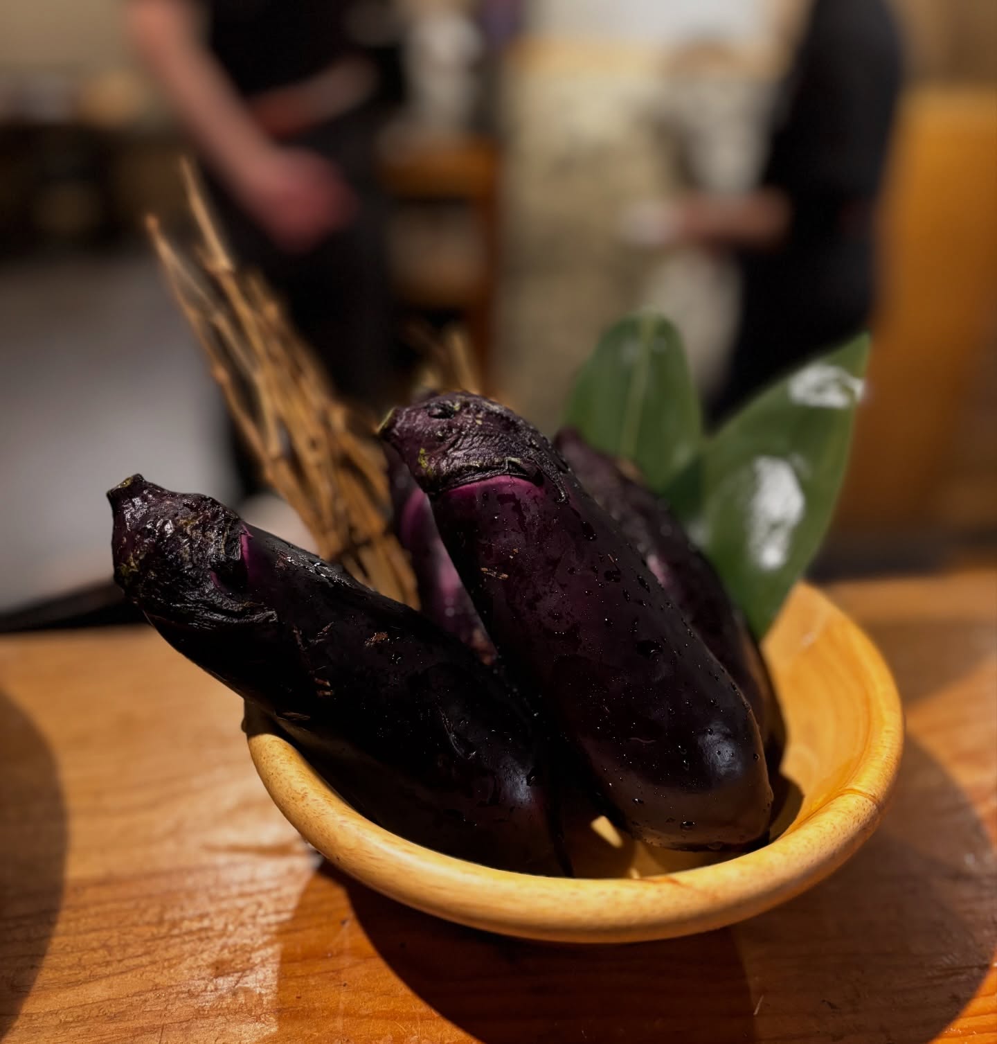 桜も咲いてもうお花見しましたか？？
まだ入学式前なのに初夏の食材が入荷しました。
さっぱりと水茄子です(//∇//)
シンプルにオリーブオイルとお塩でお召し上がりください。