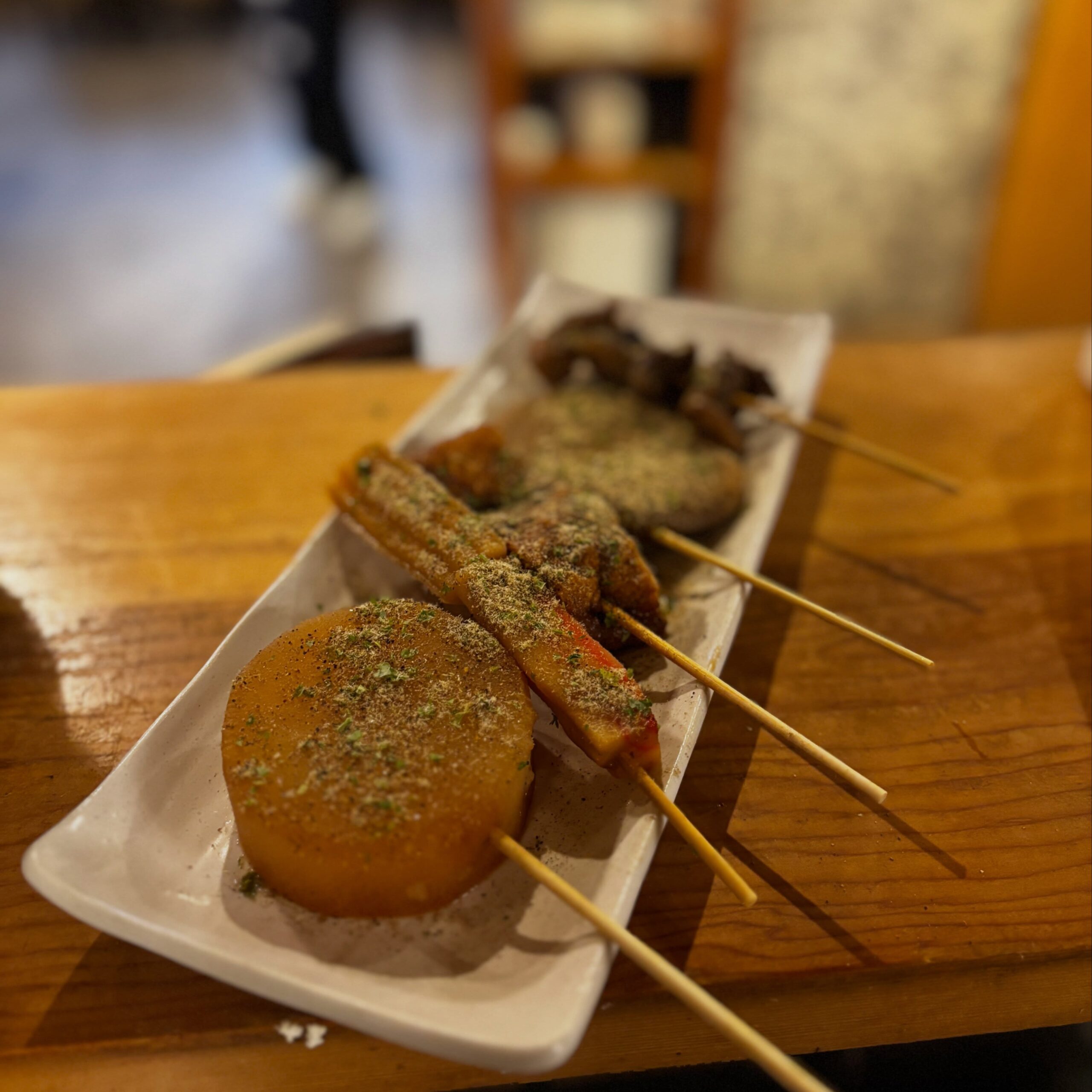 静岡おでん
牛すじと荒削りの鰹節で出汁をとった静岡のソウルフード。やっぱり忘れちゃいけない黒ハンペン、仕上げに魚粉と青海苔をかけて完成！！
緑茶ハイでも飲みながらつまみませんか？？