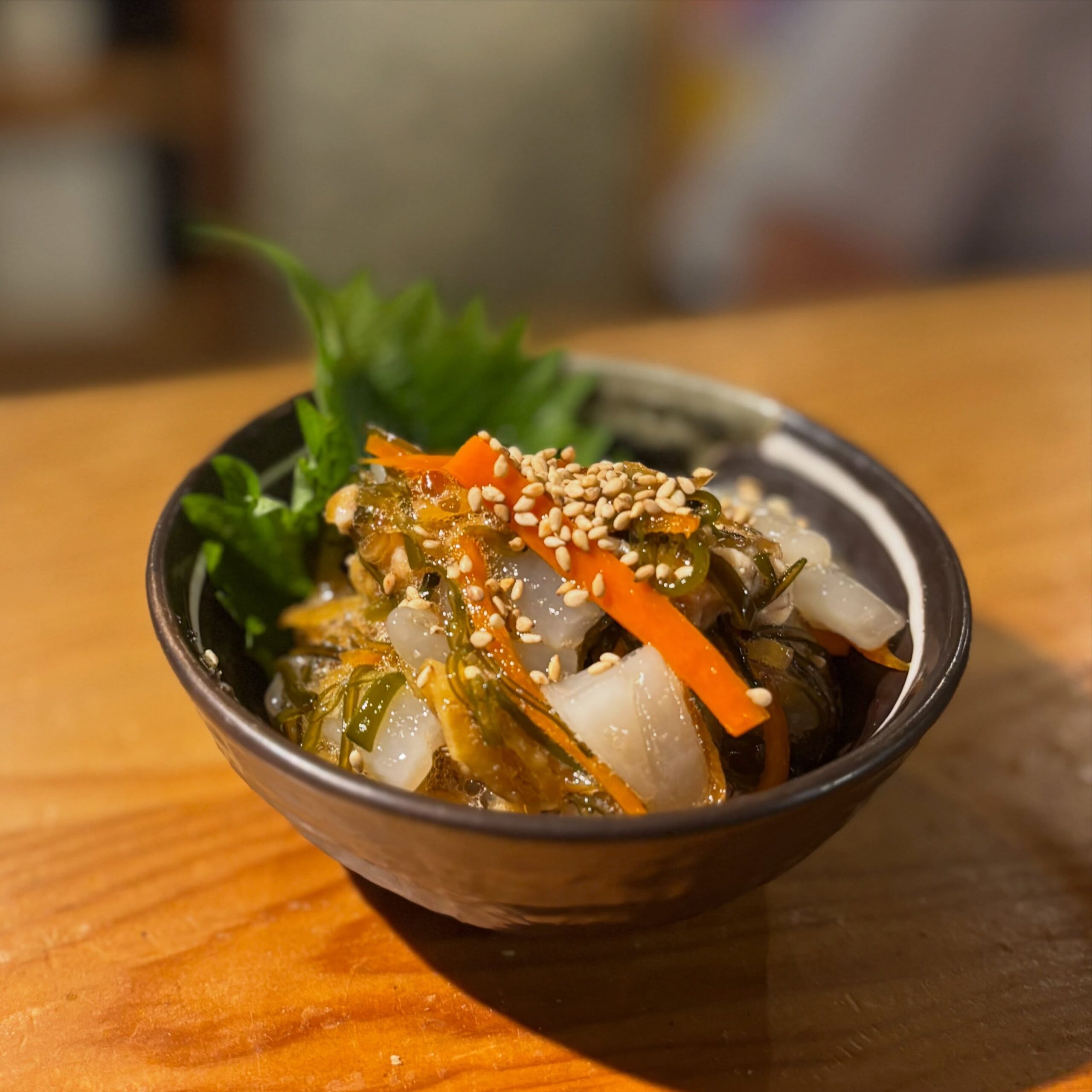イカ刺身松前漬け
自家製で作った松前にお刺身用のイカを混ぜました。
やはり自分好みの味付けは良いですね！
野菜達もフレッシュなので食感がコリコリ！
暑い夏に一品いかがですか？？