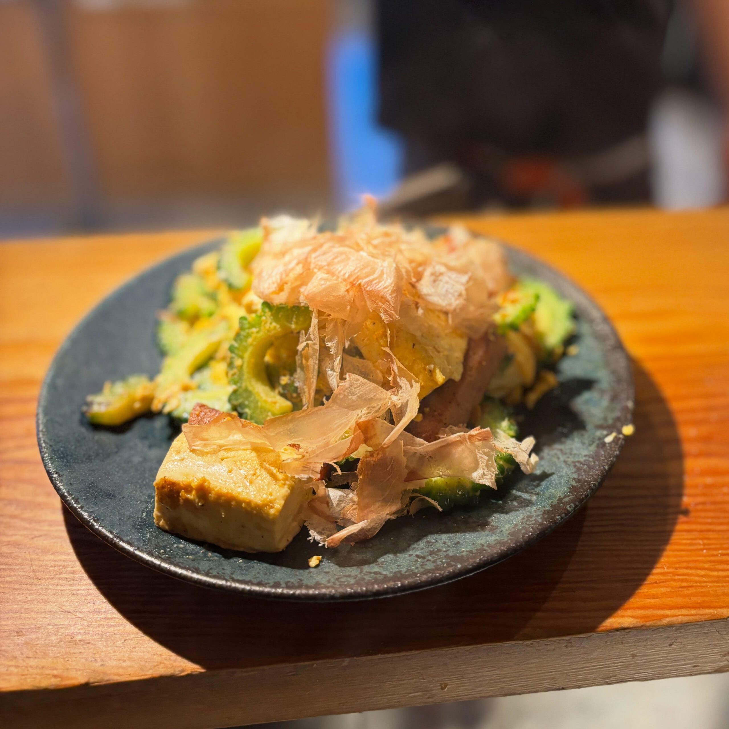 毎日暑いですねぇ。
って事でやって来ました！
ゴーヤチャンプル(//∇//)
当店ではゴーヤー好きのために、厚切りでシャキシャキと食感をしっかり残したゴーヤチャンプルとなっております。
苦手な方は不憫な思いをさせてしまいすみませんm(_ _)m
そして毎年恒例の沖縄祭りは今年も開催いたします！！
日付が決まり次第また報告させて頂きます。