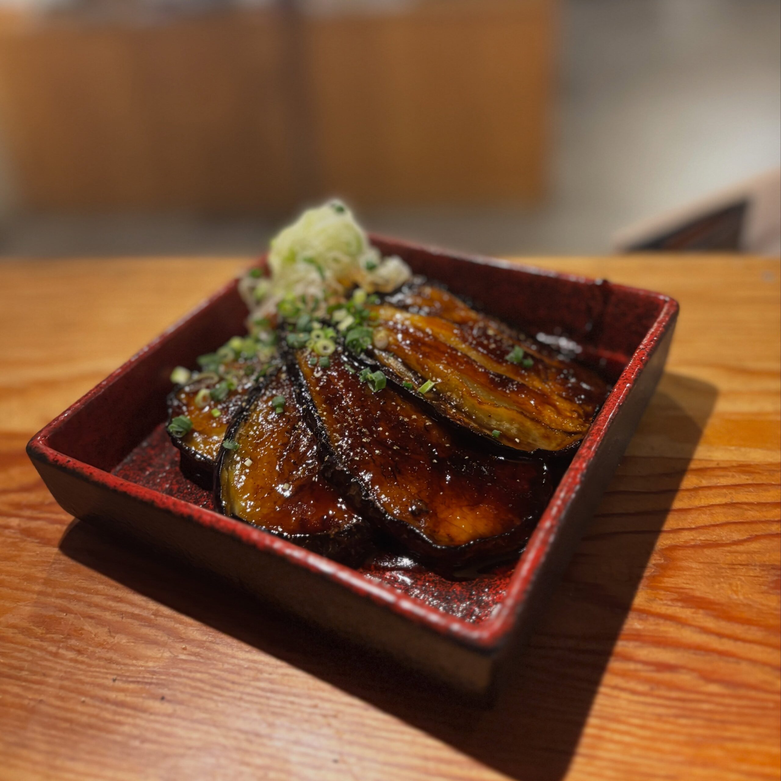 シャンボ茄子の蒲焼き
大きなサイズでしっかり身の詰まった、ステーキ茄子を使い、蒲焼きにしました。
なんと頬張ると脳がバグり0.5秒だけ鰻に変身します！
是非、これを機会にご賞味下さい(//∇//)