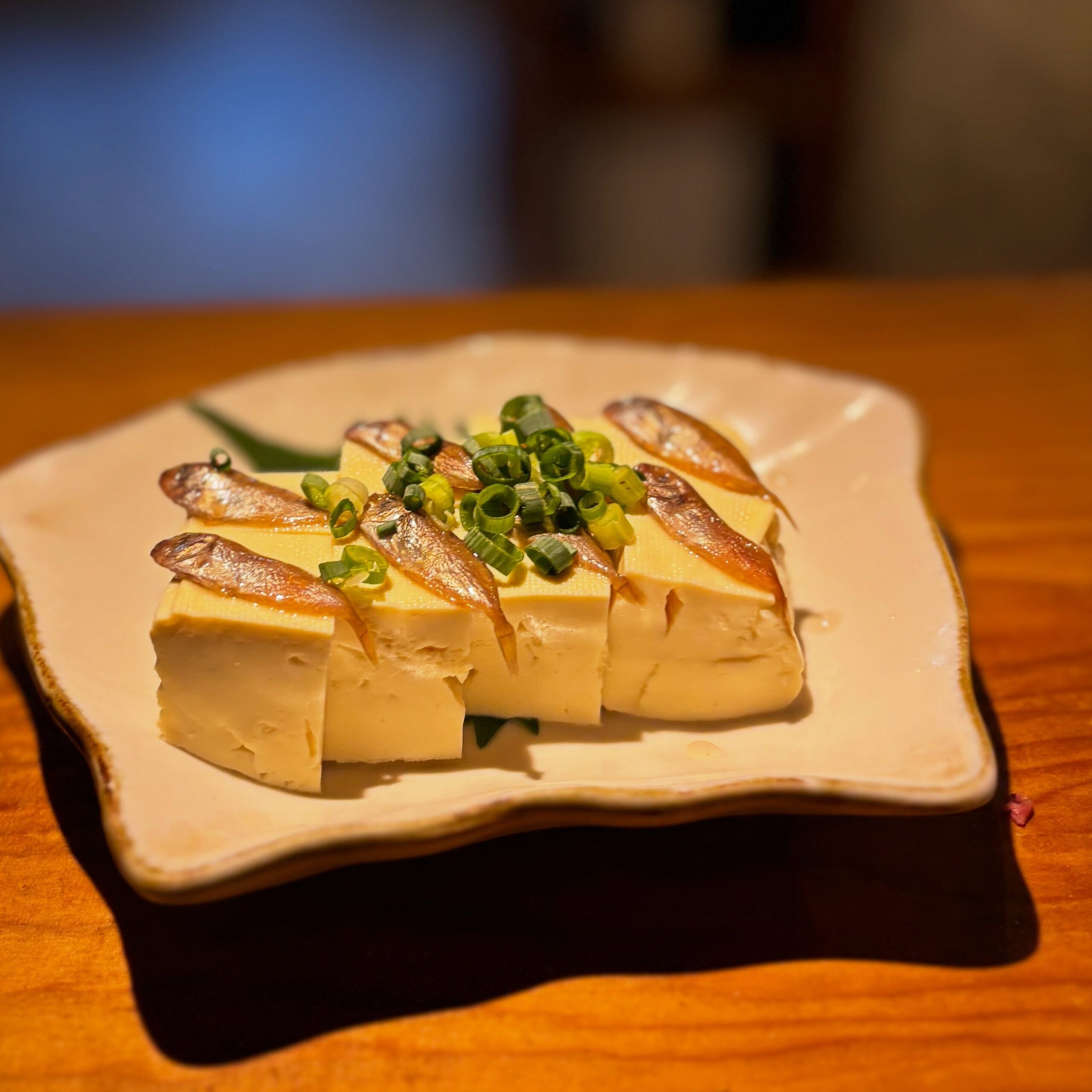 やっぱり外せない！すくがらす豆腐
アイゴの稚魚を塩漬けにしたスクガラスの塩味でお豆腐が進みます。
さらに、泡盛も合わせるともっと進んでしまいます(//∇//)
やっぱり夏は沖縄料理が食べたくなりますね。