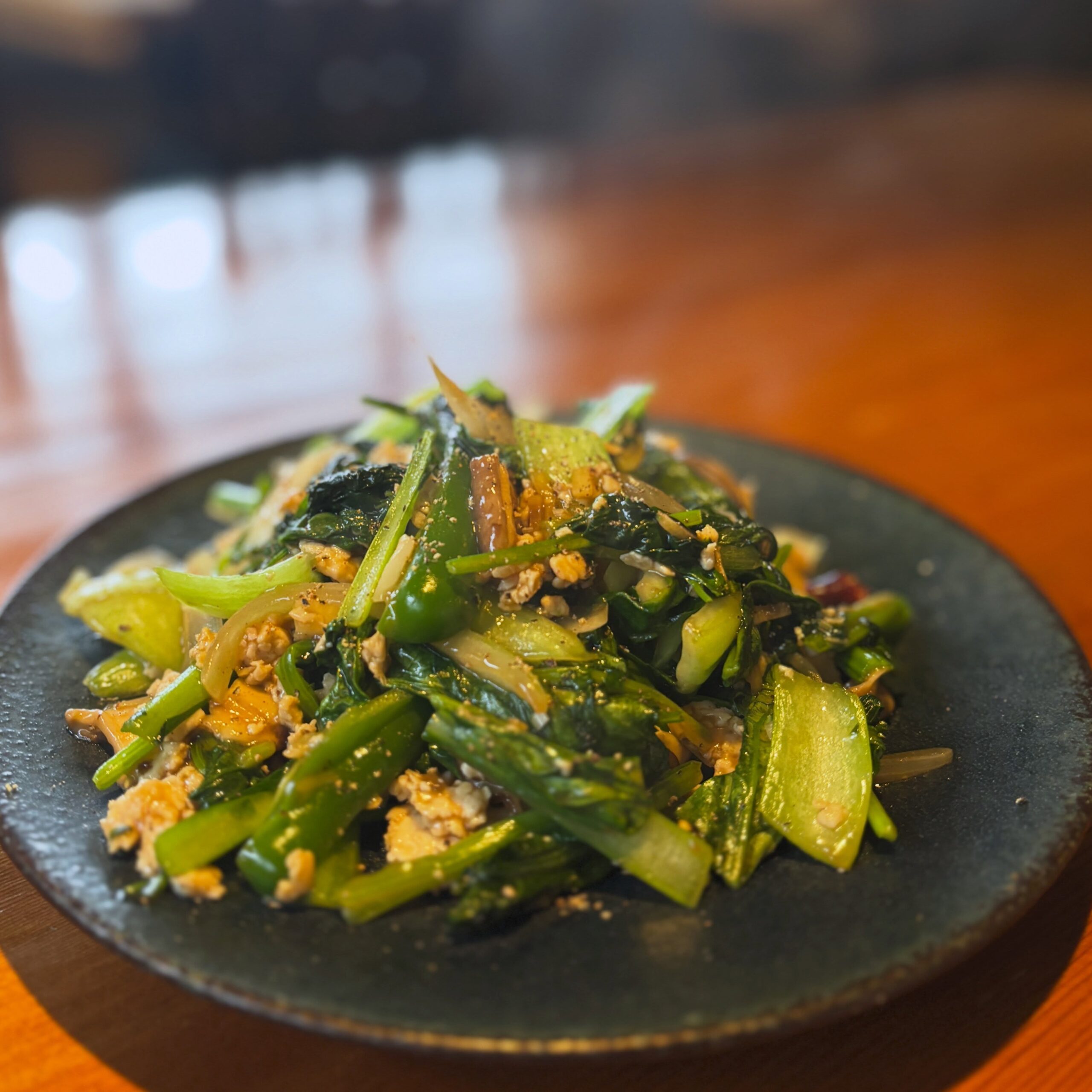 エスニック青菜炒め
青菜をニンニク、生姜、レモングラス、ライムで炒めました。
もちろん、待望のパクチーも一緒に炒めております(//∇//)
是非、ビール片手にエスニック風味を楽しんで下さい。