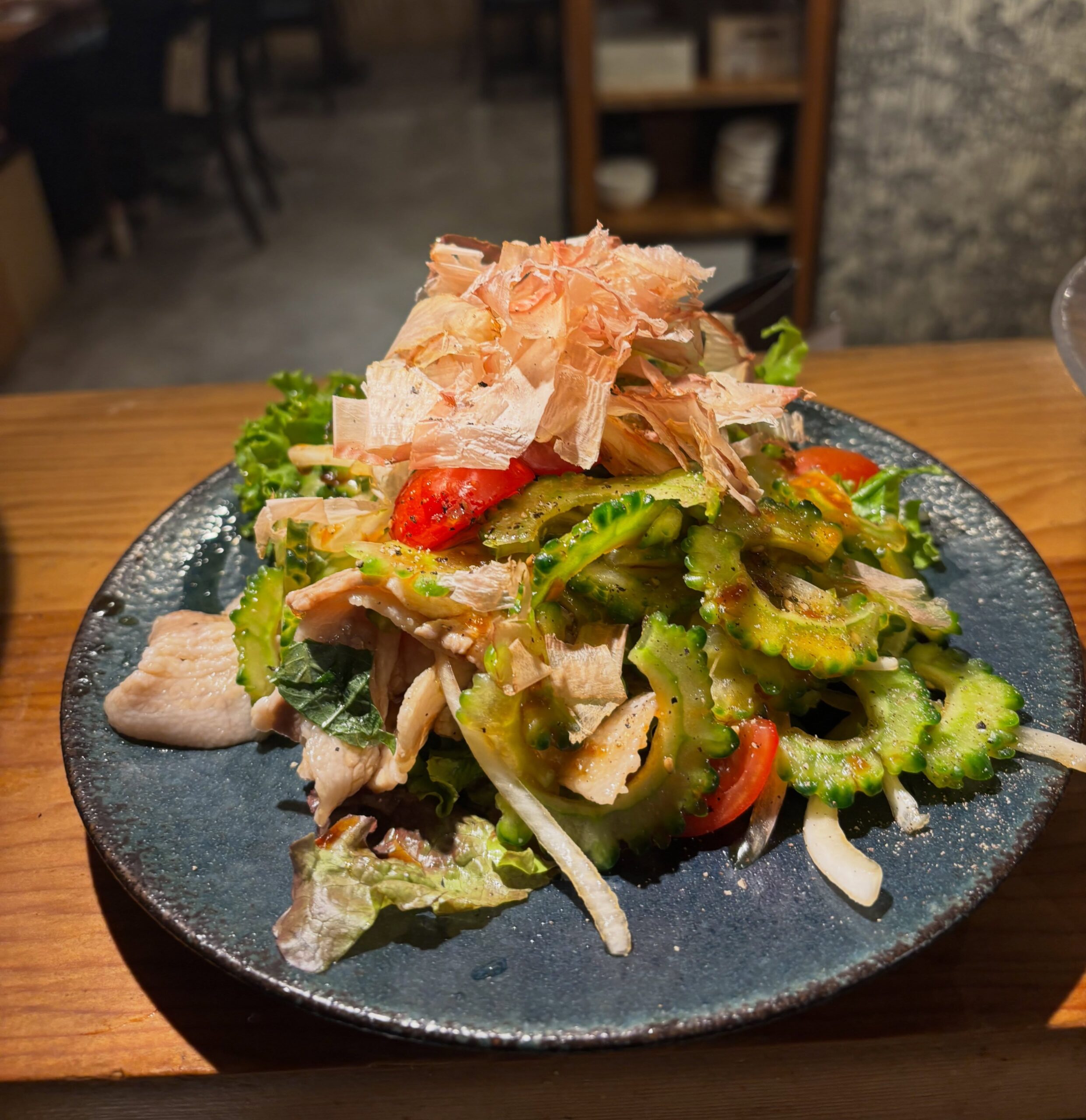 ゴーヤと豚バラの冷しゃぶサラダ
シャキシャキのゴーヤと梅胡麻風味のドレッシング
あくまでゴーヤが主人公なサラダ(//∇//)
夏バテ気味の体に必要な栄養が行き渡ります。